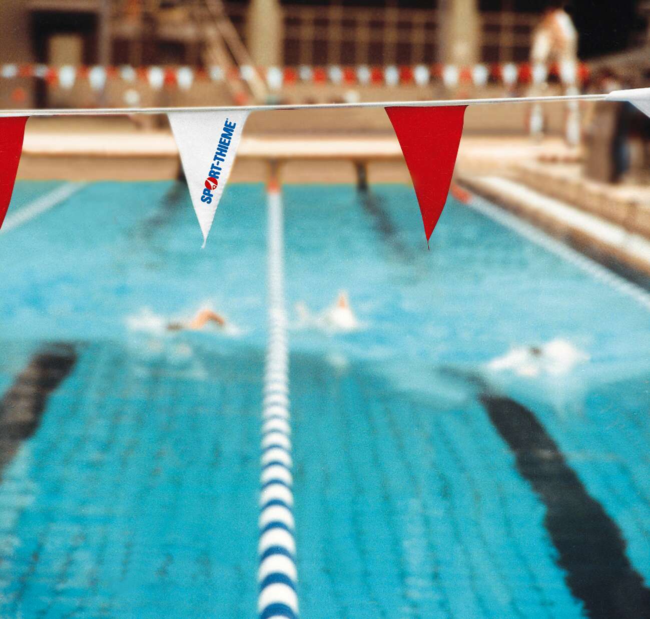 Sport-Thieme Wimpelkette für Rückenschwimmer-Sichtanlage, Blau-Weiß, FINA-Norm, Wimpel 20x40 cm Unkategorisiert Produktbild